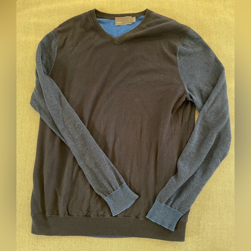 VINCE Cotton Colorblock V-Neck Sweater in Heather Blue & Navy Size L $295